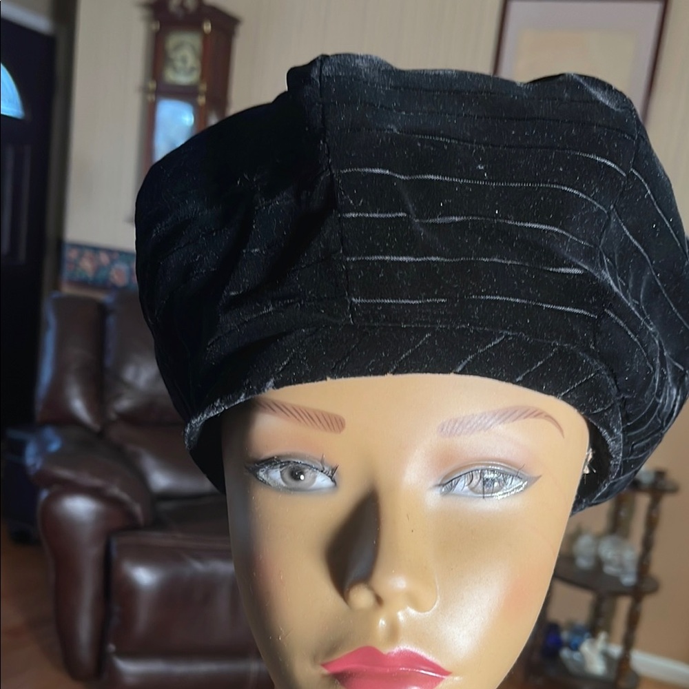 Vintage Black Turban Hat with Structured Shape and Soft Fabric